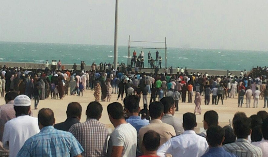 اعدام چهار زندانی در ملأ عام در قشم/ تصویر