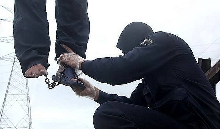 Iran: Two Prisoners Executed, One of them in Public